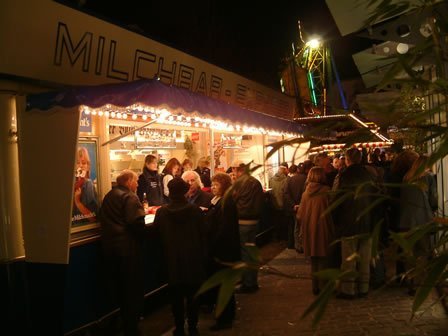 Milchbar mit Bullenauge auf der Allerheiligenkirmes © Werner Tigges