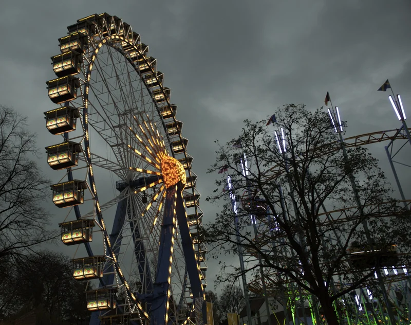 Riesenrad auf der Soester Allerheiligenkirmes mit der Achterbahn
