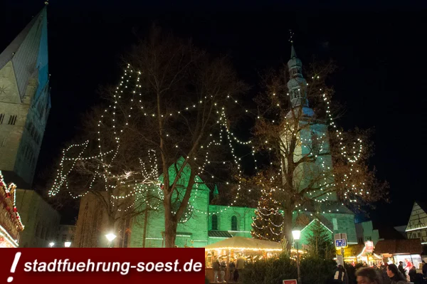Soester Weihnachtsmarkt vor dem Petrikirchturm, von dem das Soester Gloria Heiligabend erklingt. ©Werner Tigges