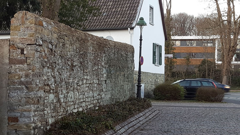 Stiftstrasse 55 in Soest - Das Bild zeigt die Mauer des ehemaligen Walburgisstift. Hinter dieser Mauer dürfte die Kapelle der elftausend Jungfrauen gewesen sein. ©Werner Tigges