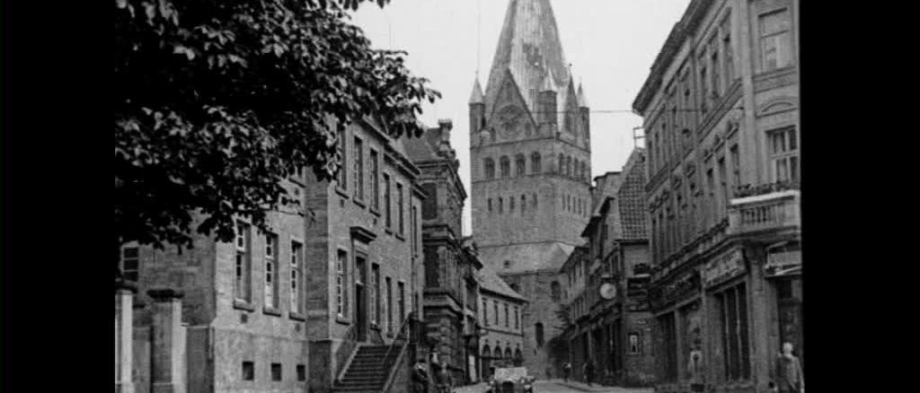 Historische Bilder aus Soest - Rathausstrasse mit Blick auf den Patrokli-Dom für stadtfuehrung-soest.de