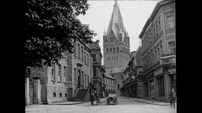 Historische Bilder aus Soest - Rathausstrasse mit Blick auf den Patrokli-Dom für stadtfuehrung-soest.de