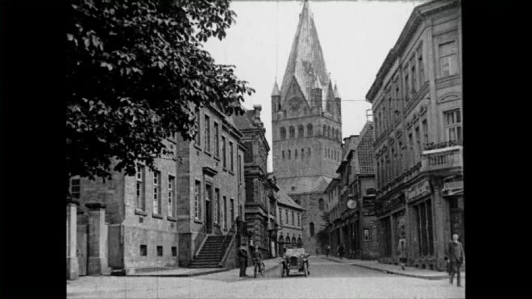 Historische Bilder aus Soest - Rathausstrasse mit Blick auf den Patrokli-Dom für stadtfuehrung-soest.de