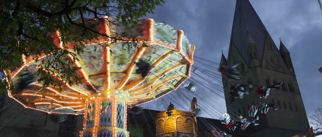 Soest zur Kirmeszeit und Weihnachtsmarktzeit - Kettenkarussell am Dom ©Werner Tigges Soest zur Kirmeszeit und Weihnachtsmarktzeit - Kettenkarussell am Dom ©Werner Tigges