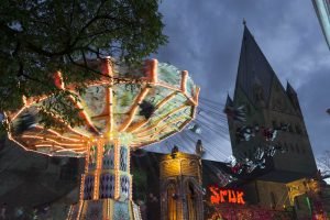 Soest zur Kirmeszeit und Weihnachtsmarktzeit - Kettenkarussell am Dom ©Werner Tigges