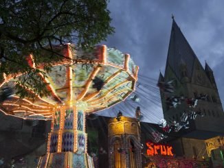 Soest zur Kirmeszeit und Weihnachtsmarktzeit - Kettenkarussell am Dom ©Werner Tigges