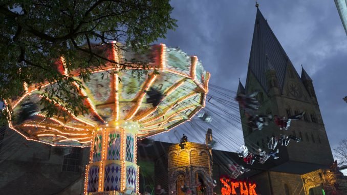 Soest zur Kirmeszeit und Weihnachtsmarktzeit - Kettenkarussell am Dom ©Werner Tigges