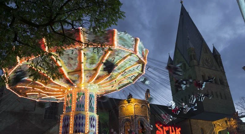 Kettenkarussell und Dom in Soest zur Allerheiligenkirmes ©Werner Tigges