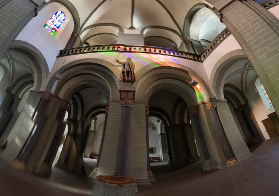 Blick in das Westwerk im Patroklidom Soest mit Patroclus als Roland mit Schwert. ©Stadtführung Soest