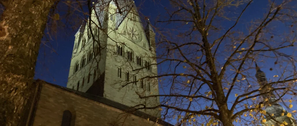 Öffentliche Stadtführung-Mein Grundsatz es muss nicht anstrengend sein-Der westfälische Turm vom Patrokli-Dom in Soest. Blick vom Rathaus Richtung Rathausstrasse Soester Grünsandstein im Abendlicht.