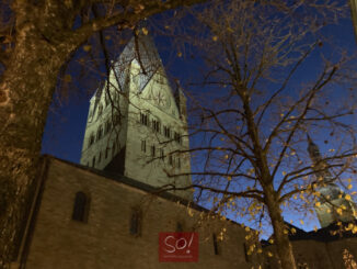 Der westfälische Turm vom Patrokli-Dom in Soest. Blick vom Rathaus Richtung Rathausstrasse Soester Grünsandstein im Abendlicht.