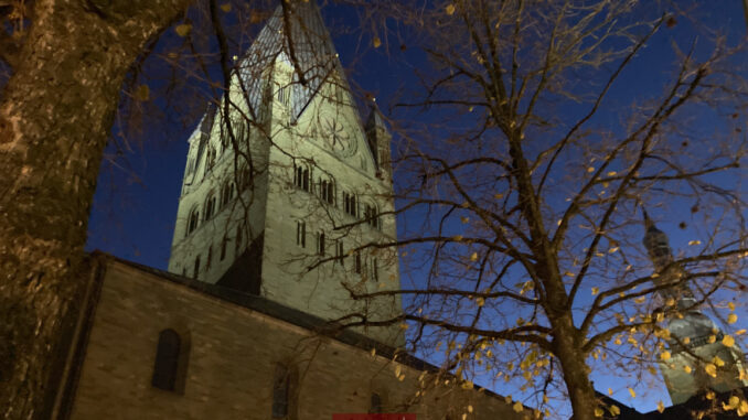 Der westfälische Turm vom Patrokli-Dom in Soest. Blick vom Rathaus Richtung Rathausstrasse Soester Grünsandstein im Abendlicht.