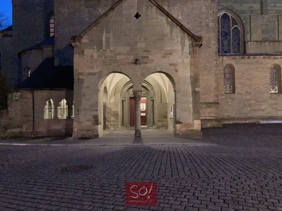 Das Paradies an der Nordseite des Patrokli-Dom in Soest. Soester Grünsandstein im Abendlicht. Zu sehen bei meiner Stadtführung Senioren genießen Stadtführung mit Sitzpausen in Soest Altstadt. Auch mit Rabatt für Gemeinnützigkeit.