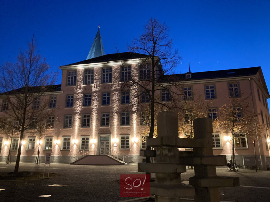 Das Soestes Rathaus am Vreithof in abendlicher Beleuchtung zur Blauen Stunde.