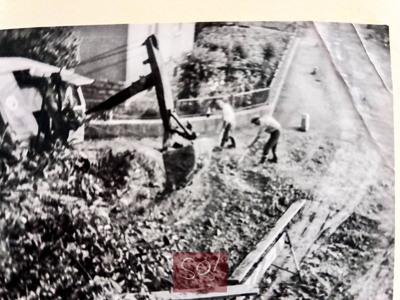 Bauarbeiten an der Schotterstraße im Grimmelshausenweg in Soest, historische Aufnahme