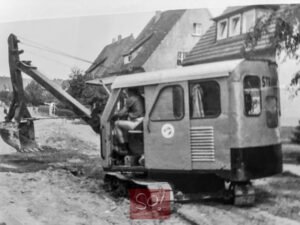 Bagger bei Straßenbauarbeiten im Grimmelshausenweg in Soest, historische Aufnahme