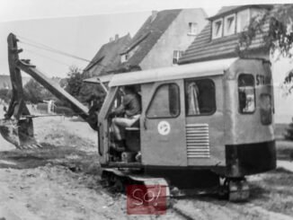 Bagger bei Straßenbauarbeiten im Grimmelshausenweg in Soest, historische Aufnahme