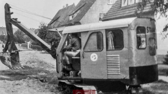 Bagger bei Straßenbauarbeiten im Grimmelshausenweg in Soest, historische Aufnahme