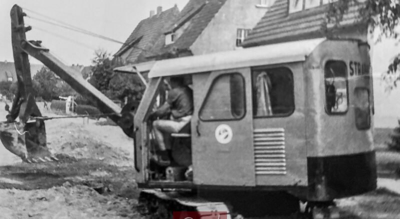 Bagger bei Straßenbauarbeiten im Grimmelshausenweg in Soest, historische Aufnahme
